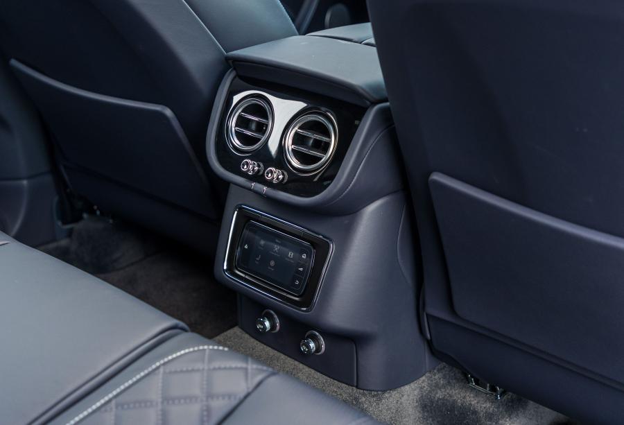 Интерьер Bentley Bentayga V8 2018 года  (NA) (фото 5 из 22)